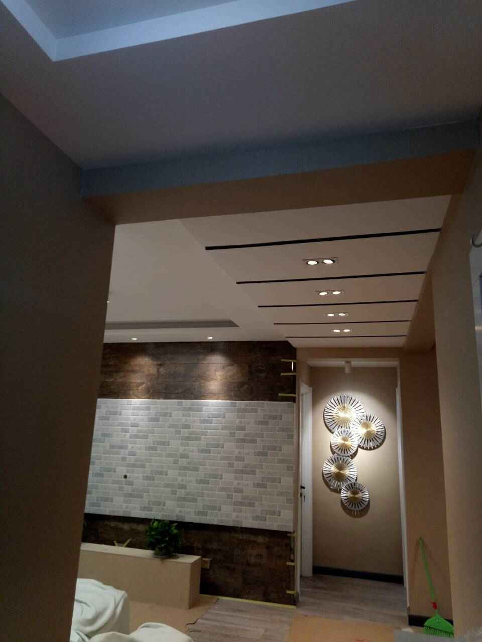 实际拍照客厅电视背景与玄关的搭配