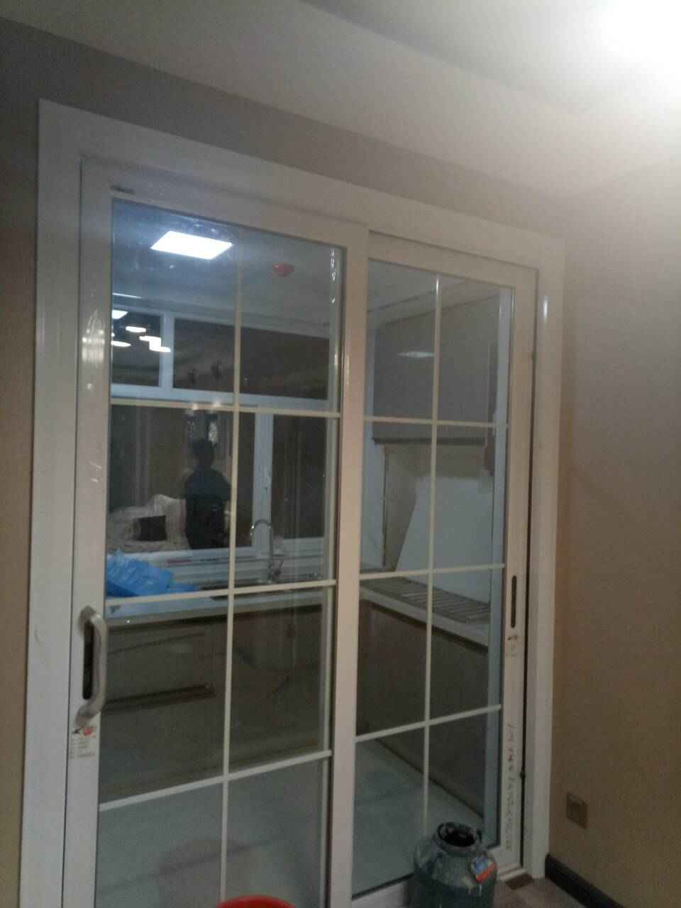 餐厅透明钛镁合金推拉门