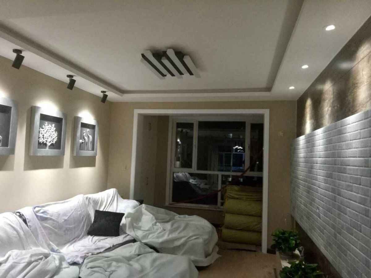 沙发背景与客厅电视背景是相呼应的