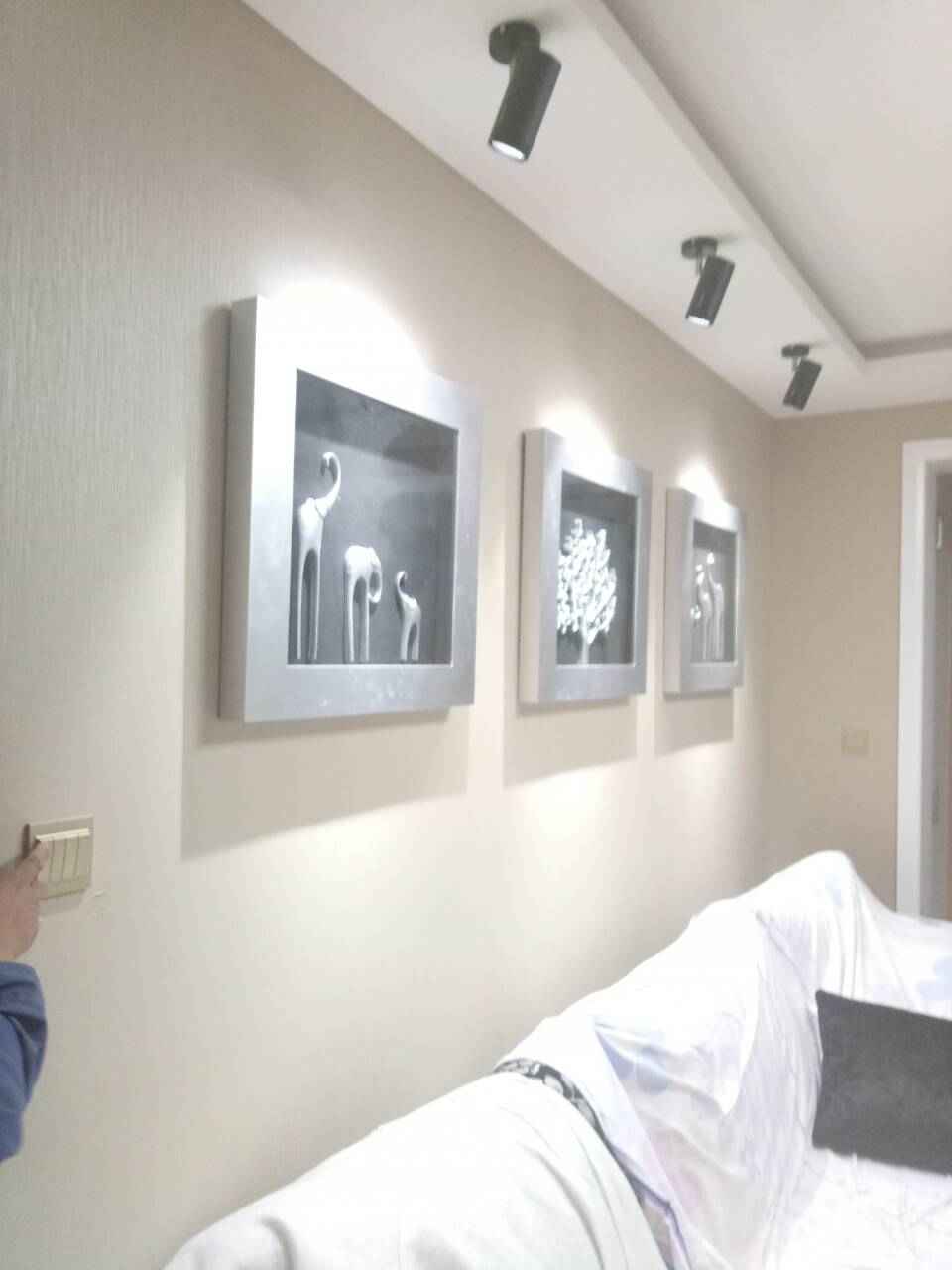 射灯与镜框花的关系