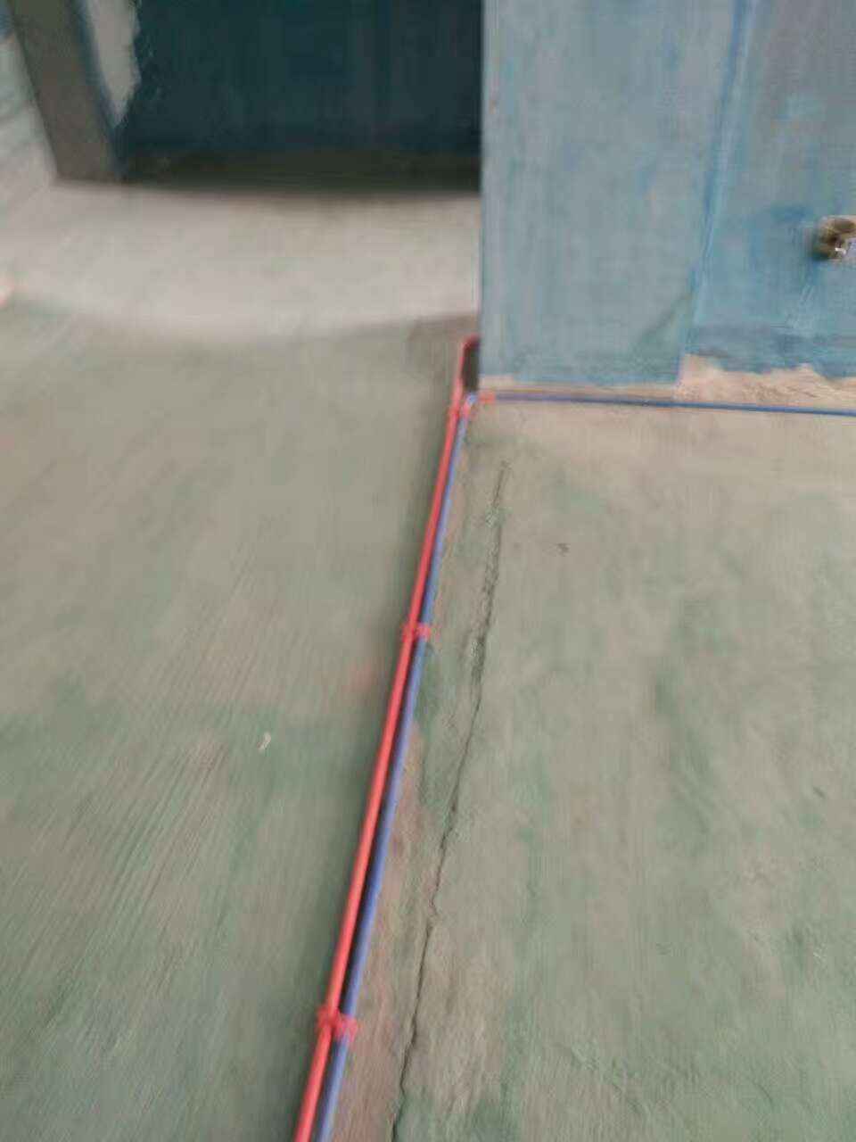 改电与墙面蓝色墙保