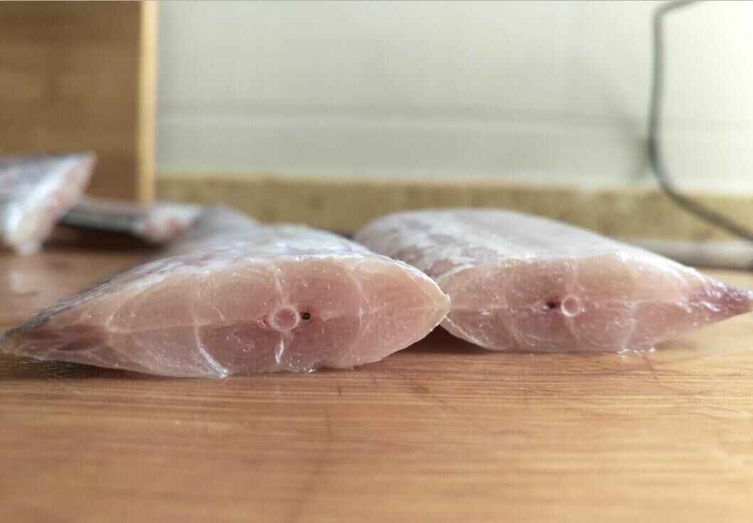 肉质新鲜可以看清鱼肉的纹路。
