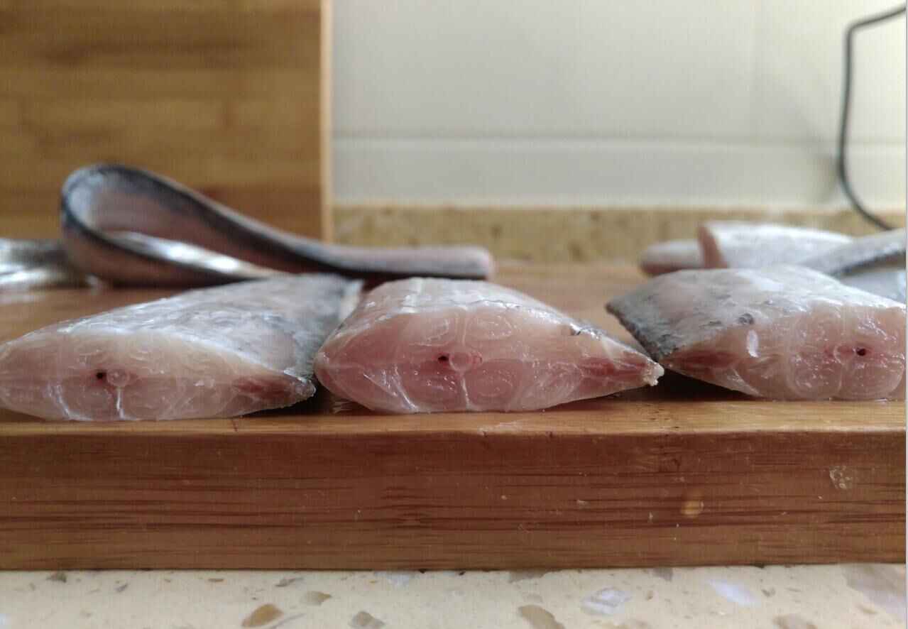 肉质新鲜可以看清鱼肉的纹路。