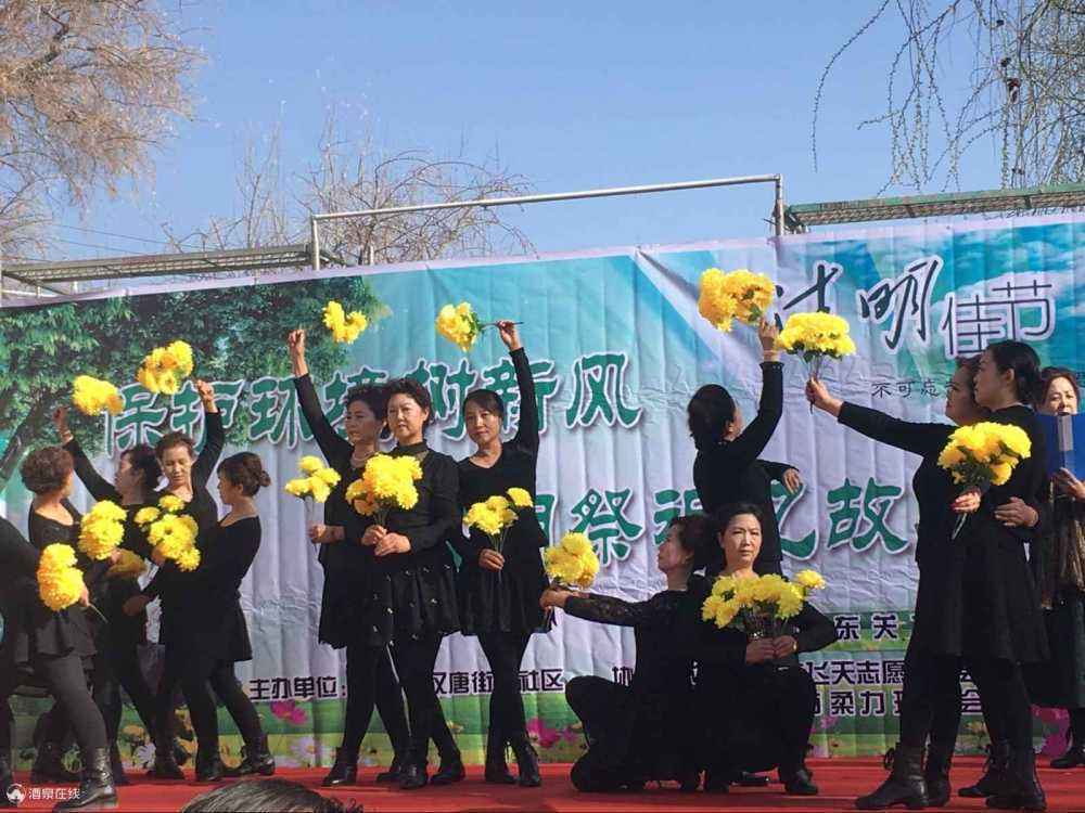社区幸福年华舞蹈队表演