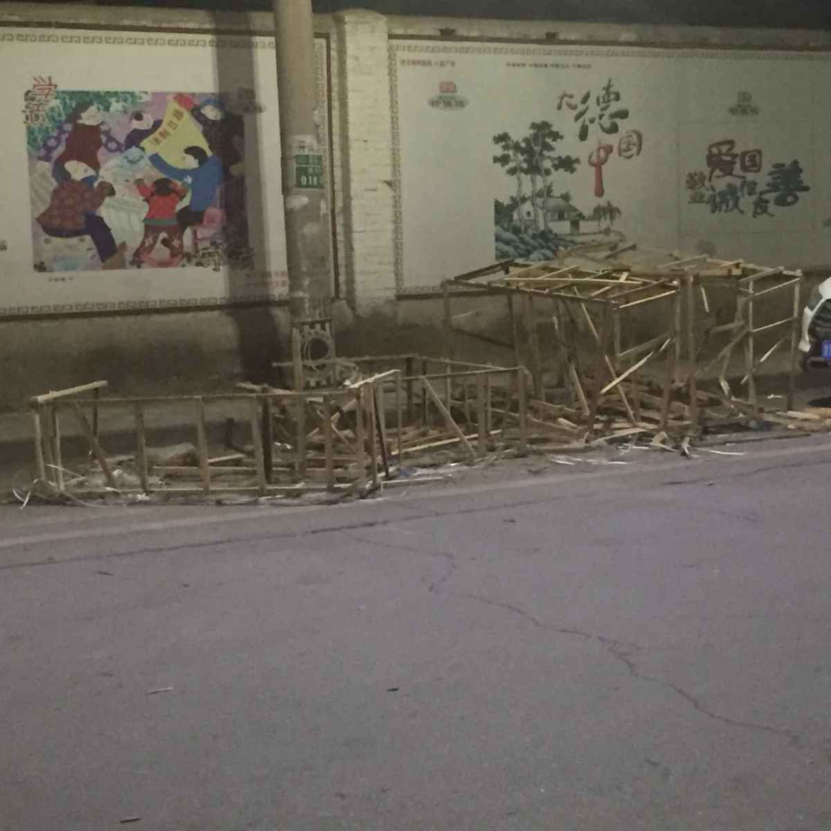 西环南路东侧路灯下的木头架子无人问津