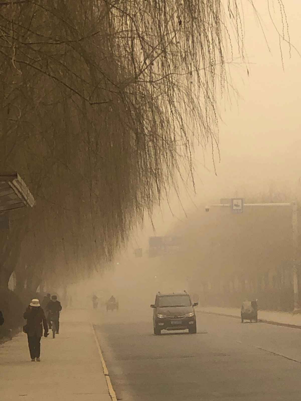 酒泉遭遇今年以来最强沙尘暴天气